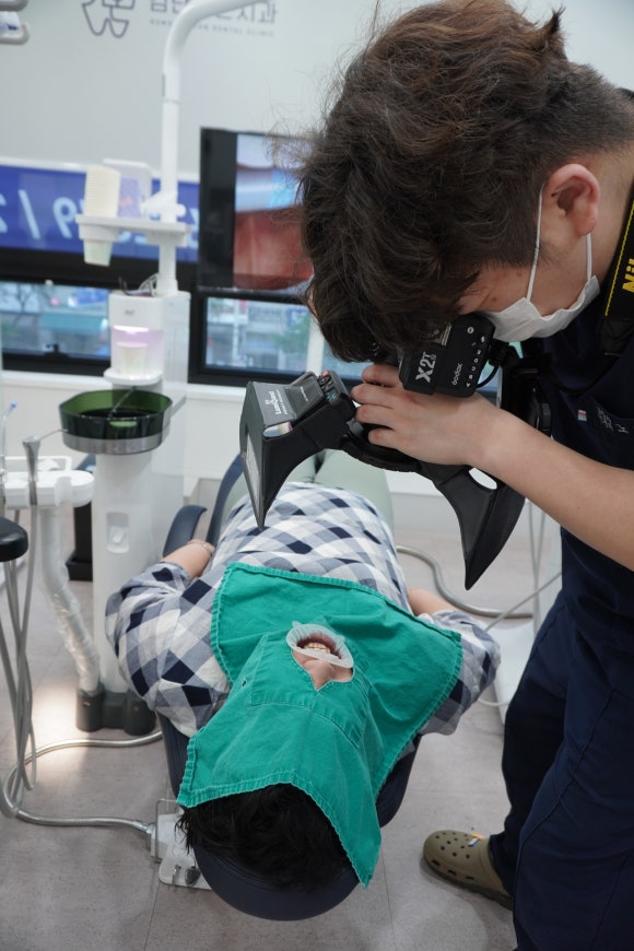 DSLR 정밀 구강 촬영 장면